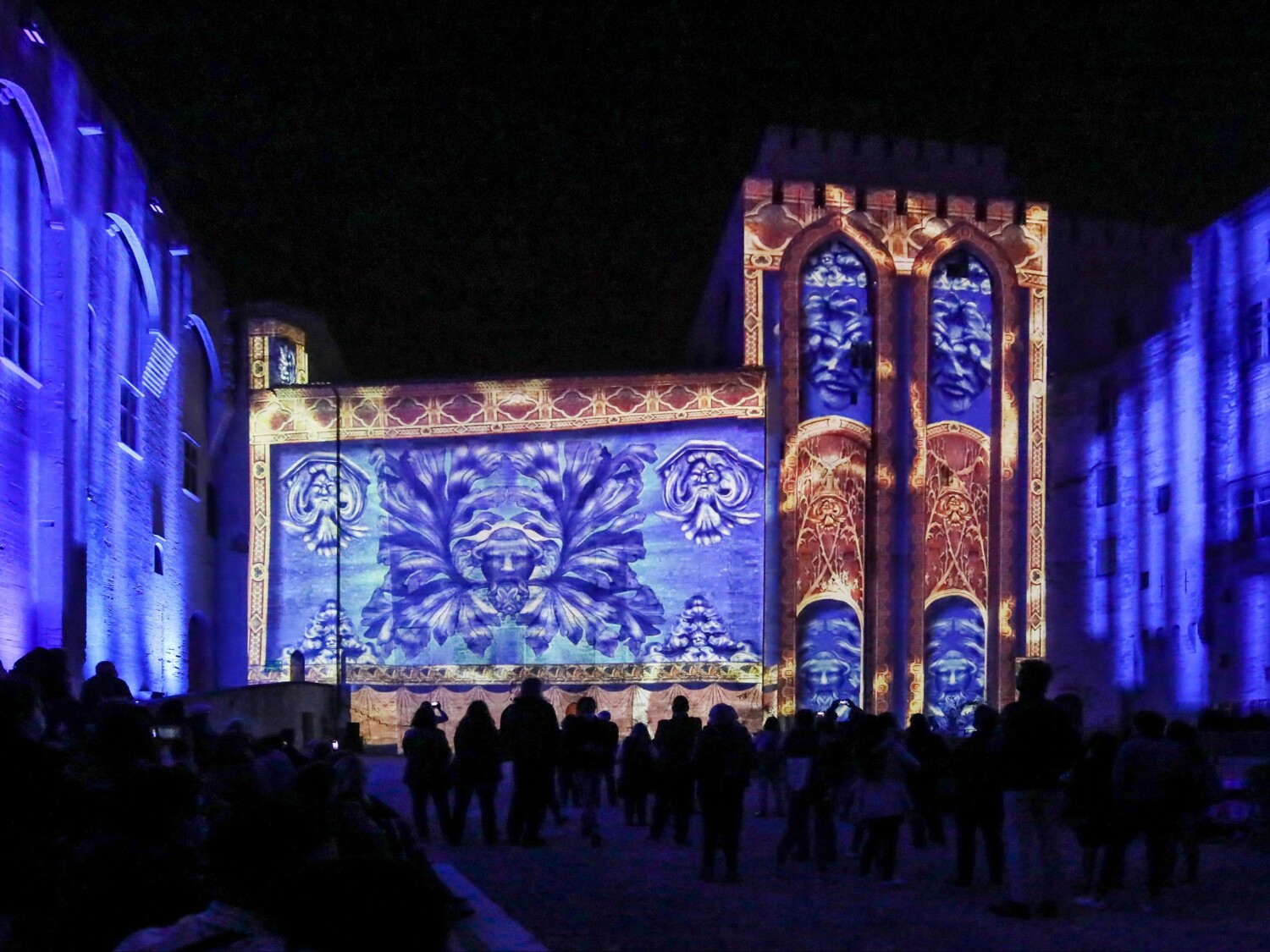 Cour d'Honneur, tableau inspiré par les éléments décoratifs "Hommes feuilles" du Palais