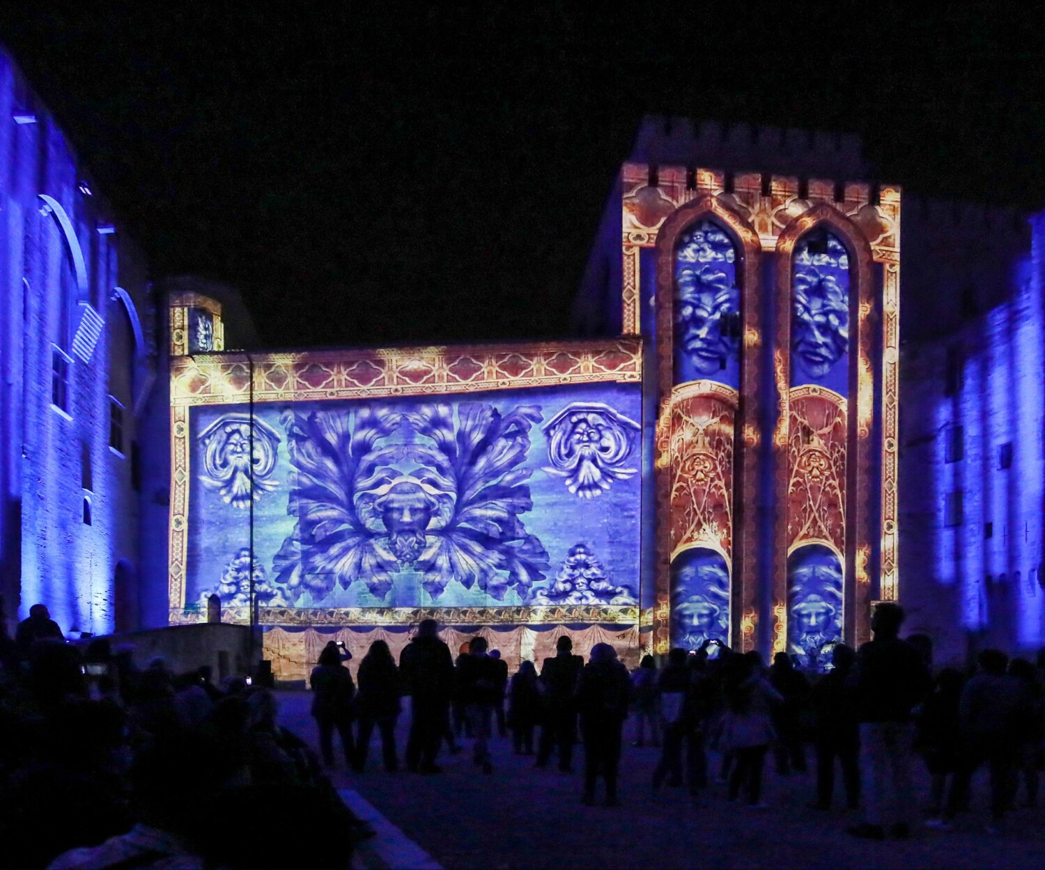 Cour d'Honneur, tableau inspiré par les éléments décoratifs "Hommes feuilles" du Palais