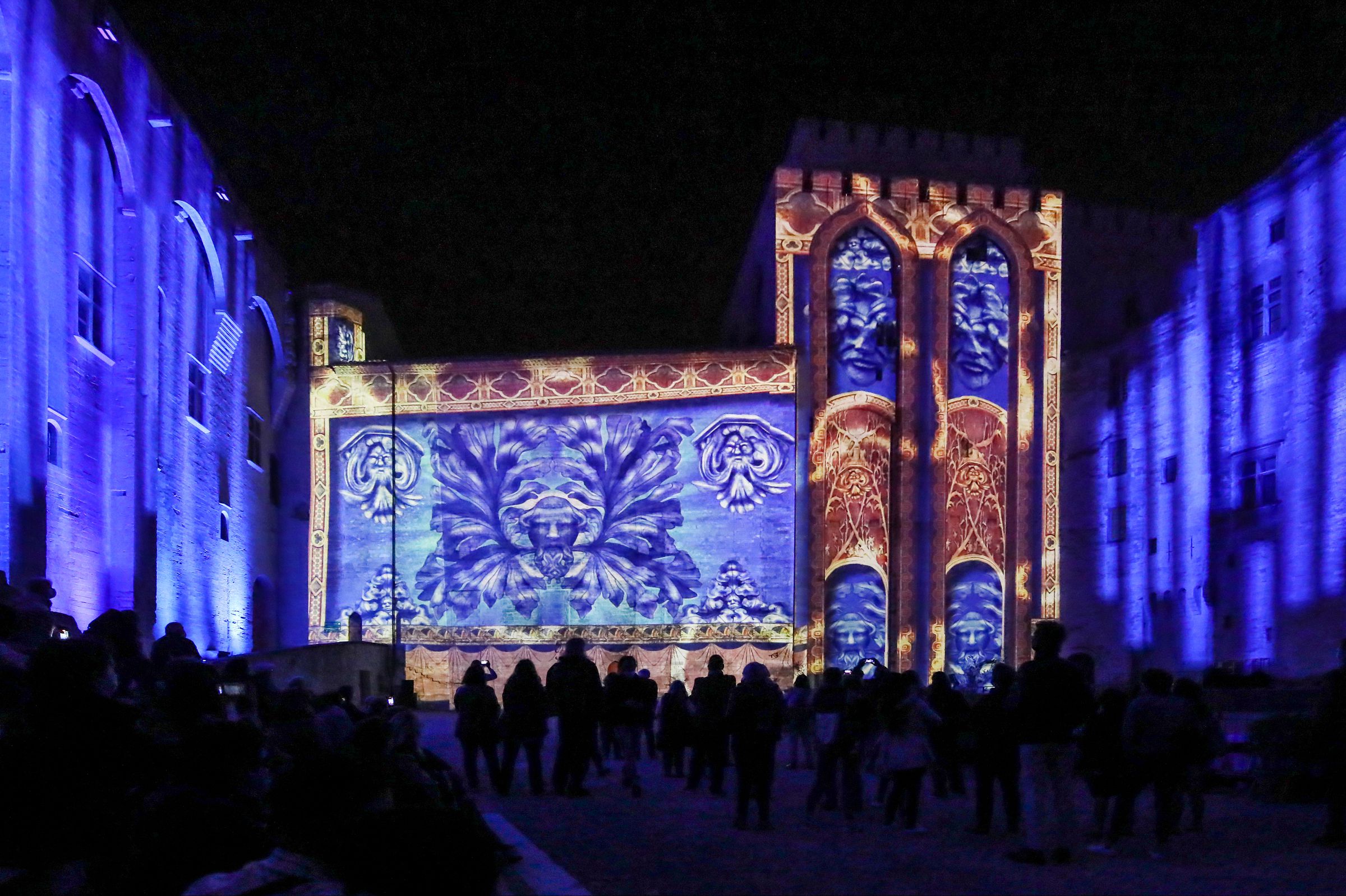 Cour d'Honneur, tableau inspiré par les éléments décoratifs "Hommes feuilles" du Palais