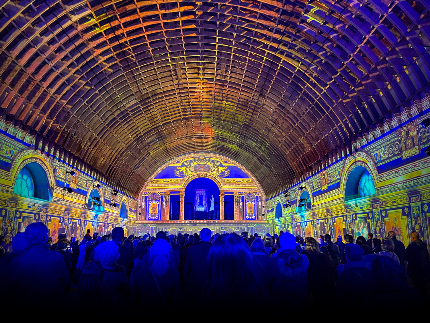 Chambre du roi Louis XIII. En hologramme : le roi dans son lit et son confesseur.