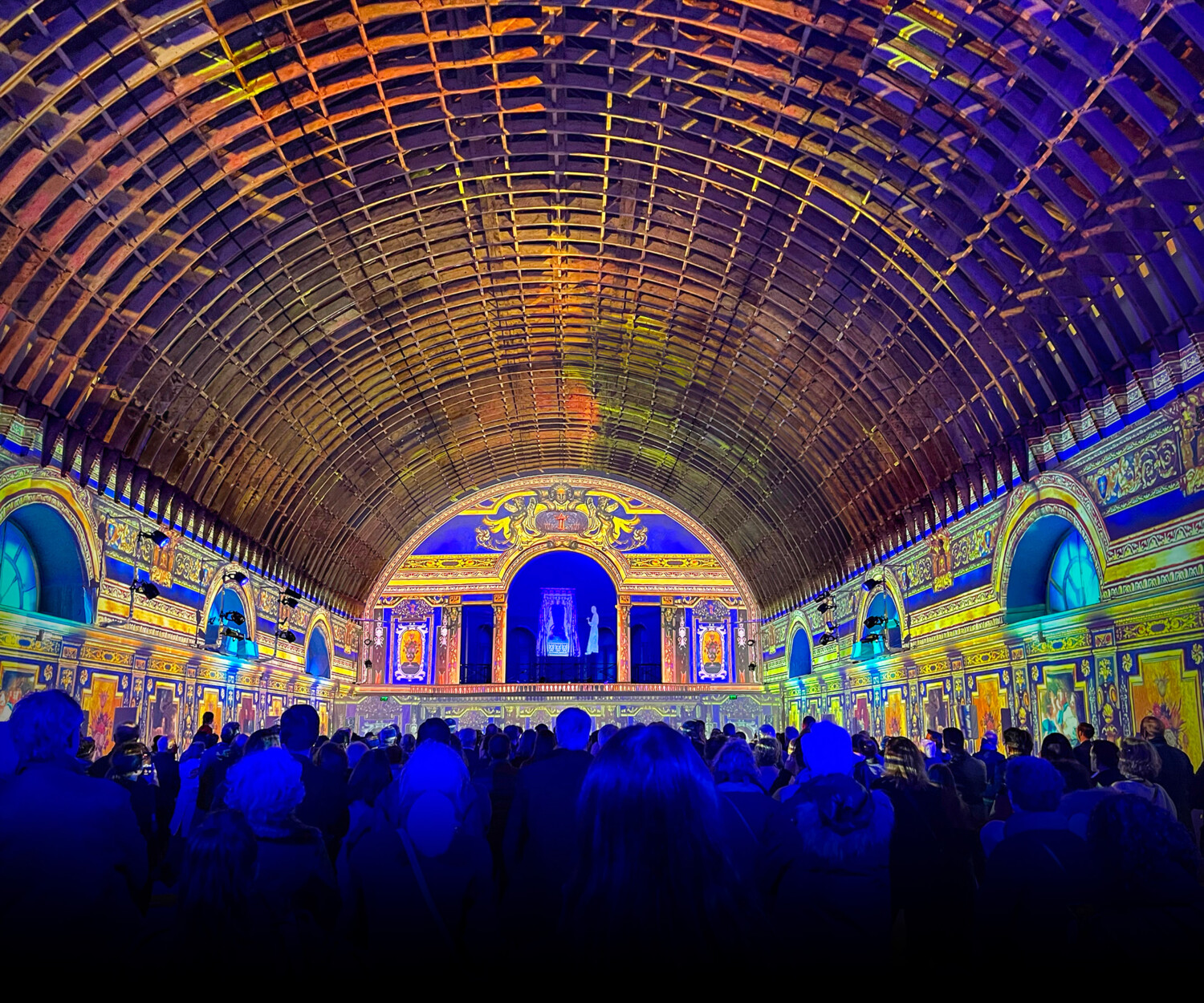 Chambre du roi Louis XIII. En hologramme : le roi dans son lit et son confesseur.